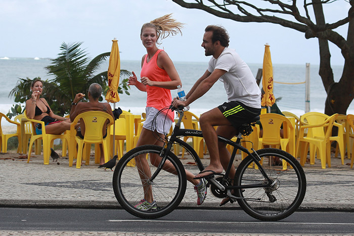 Roger Flores pedala na orla do Leblon com a namorada