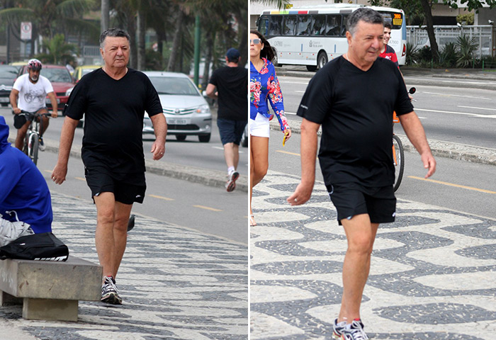 Arnaldo César Coelho caminha na orla do Leblon, no Rio