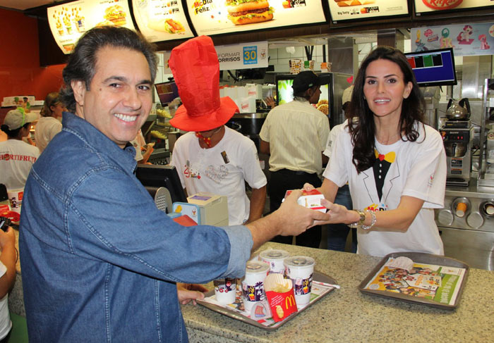 Lisandra Souto e mais famosos vão para trás do balcão e atendem clientes no McDia Feliz