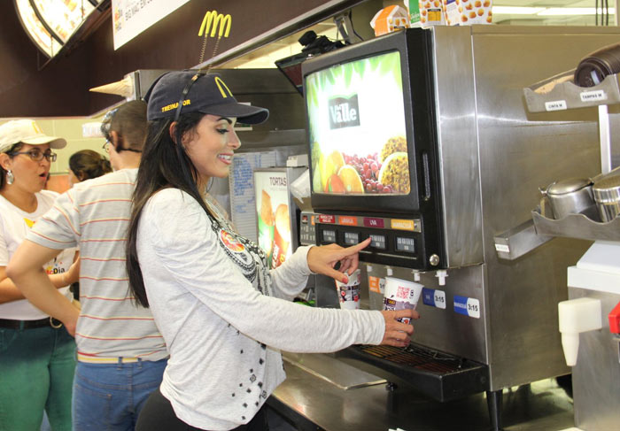 Lisandra Souto e mais famosos vão para trás do balcão e atendem clientes no McDia Feliz