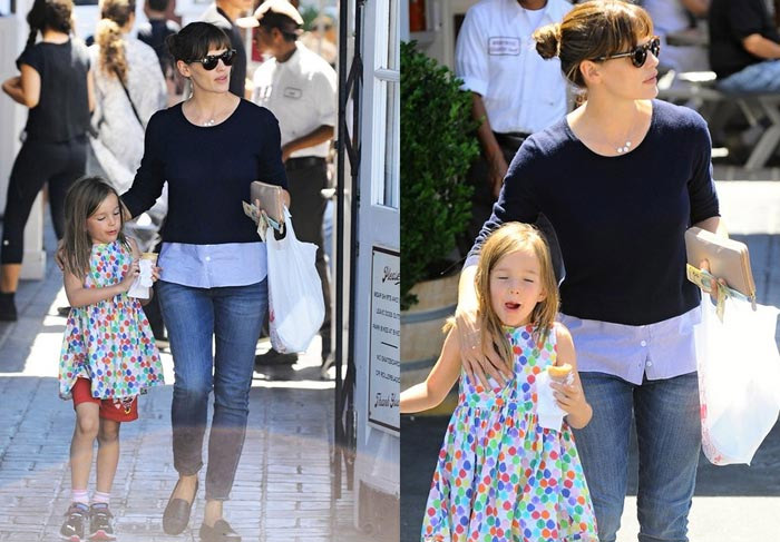 Jennifer Garner leva filha para tomar sorvete em Los Angeles