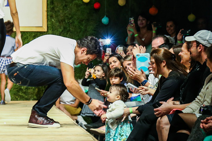 Rodrigo Faro e Vera Viel desfilam com os filhos