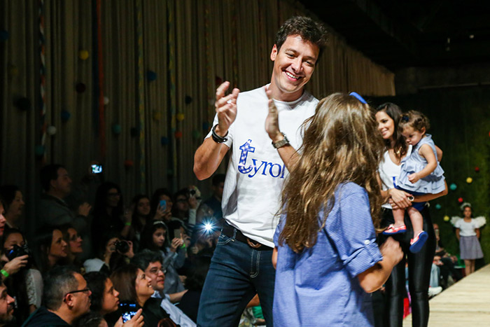 Rodrigo Faro e Vera Viel desfilam com os filhos