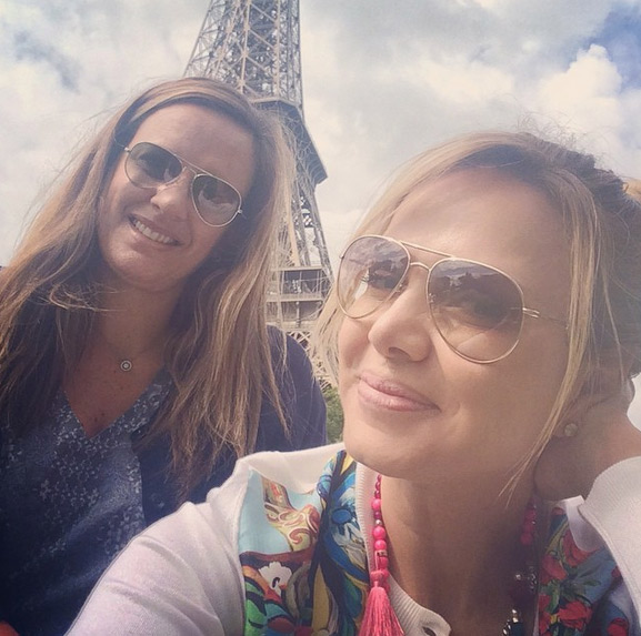 Eliana curte pique nique ao lado da Torre Eiffel, em Paris