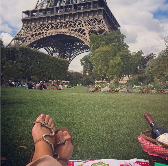 Eliana curte pique nique ao lado da Torre Eiffel, em Paris