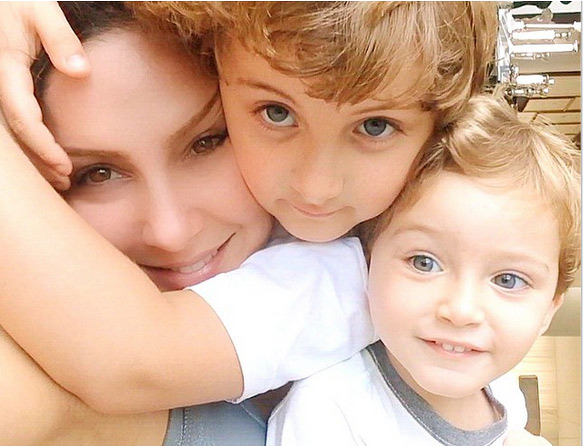 Claudia Leitte faz selfie animada com os filhos