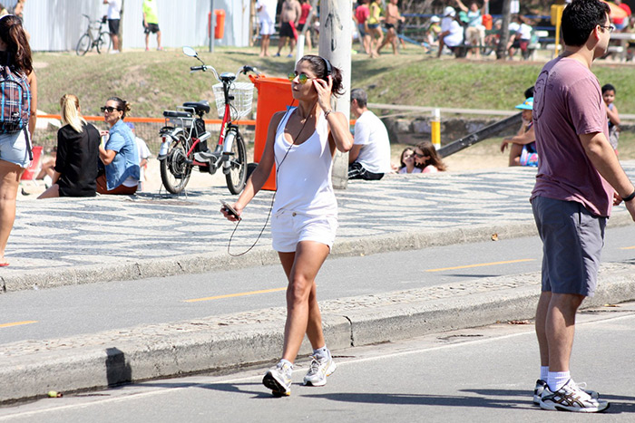 Anna Lima se exercita na praia da Barra, no Rio