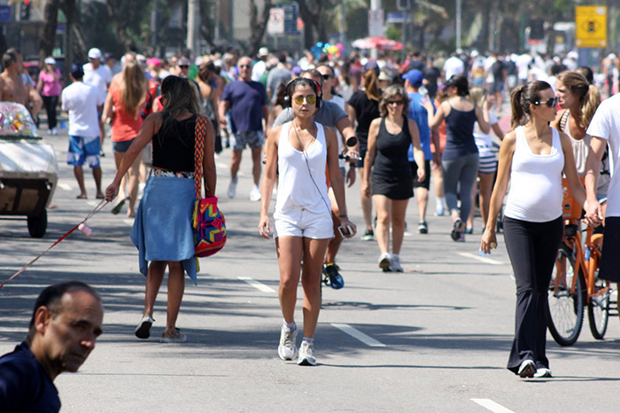 Anna Lima se exercita na praia da Barra, no Rio