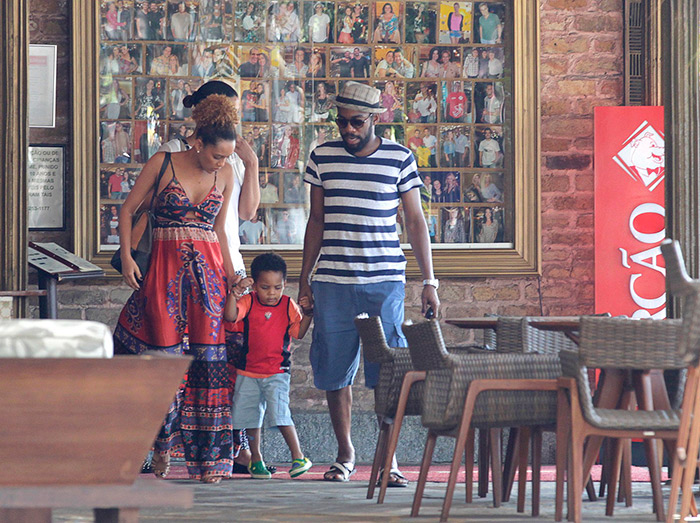 Taís Araújo e Lázaro Ramos almoçam em churrascaria carioca com o filho