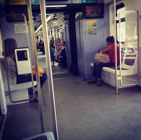 Monique Evans anda de metrô com novo namorado