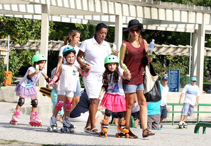 Ingrid Guimarães leva filha para passear de patins no Rio