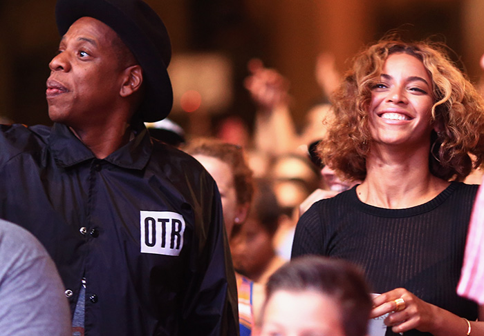 Love! Durante festival, Jay-Z Beyoncé são clicados em clima de paixão total