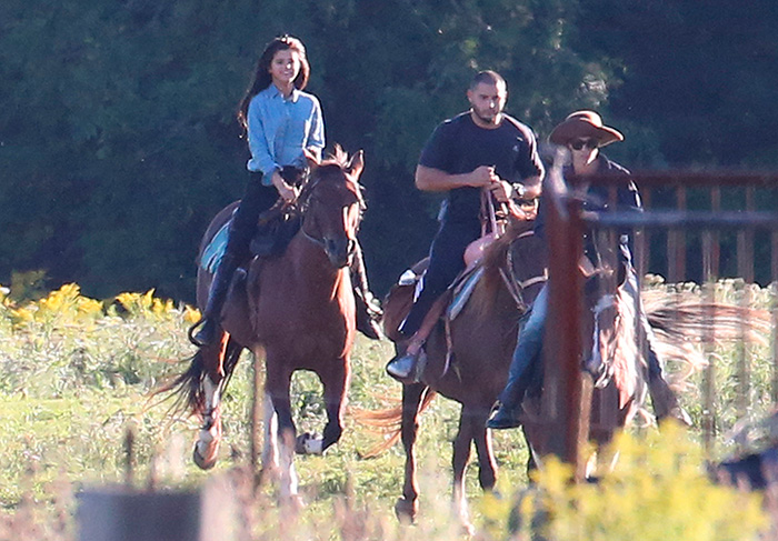 Juntos outra vez! Justin Bieber e Selena Gomez passeiam a cavalo  - Foto: Grosby Group