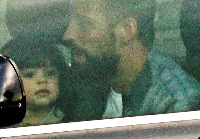 Gerard Piqué é flagrado dirigindo sem cinto e com o filho no colo - Foto: Grosby Group