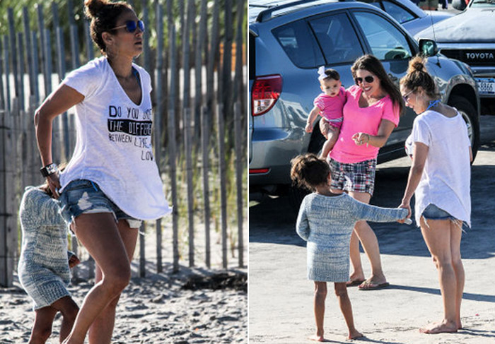Jennifer Lopez passeia e joga bola com os filhos em praia