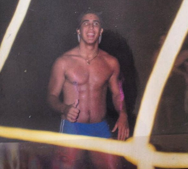 André Marques mostra a barriga sarada em foto antiga: ‘Faltam 10kg’