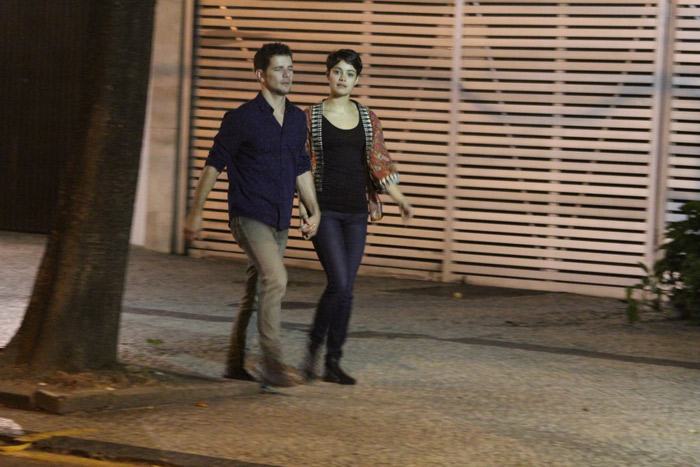 Sophie Charlotte e Daniel de Oliveira caminham de mãos dadas pelo Leblon