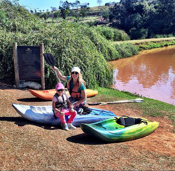 Ticiane Pinheiro encoraja Rafaella Justus a brincar em tirolesa