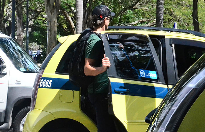   Reynaldo Gianecchini chega cheio de malas ao Rio de Janeiro