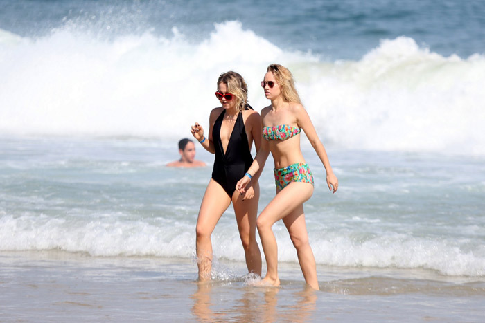 Suki Waterhouse curte o sol carioca na praia de Ipanema