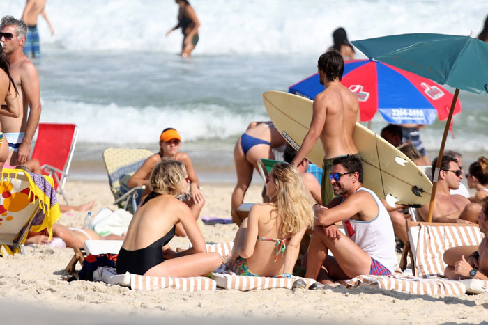 Suki Waterhouse curte o sol carioca na praia de Ipanema