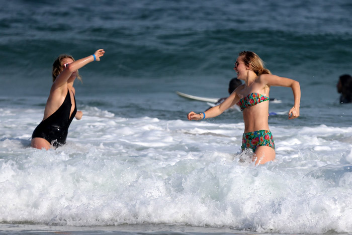 Suki Waterhouse curte o sol carioca na praia de Ipanema