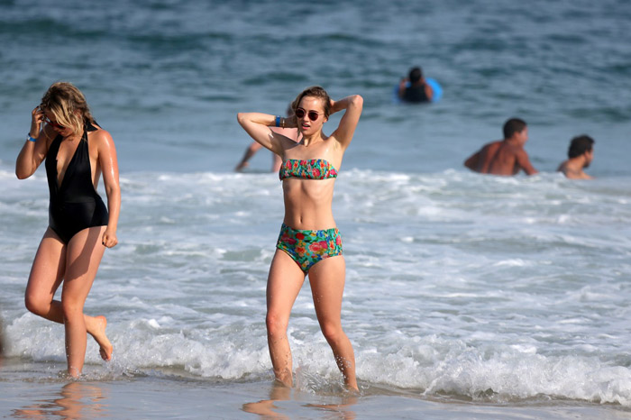 Suki Waterhouse curte o sol carioca na praia de Ipanema