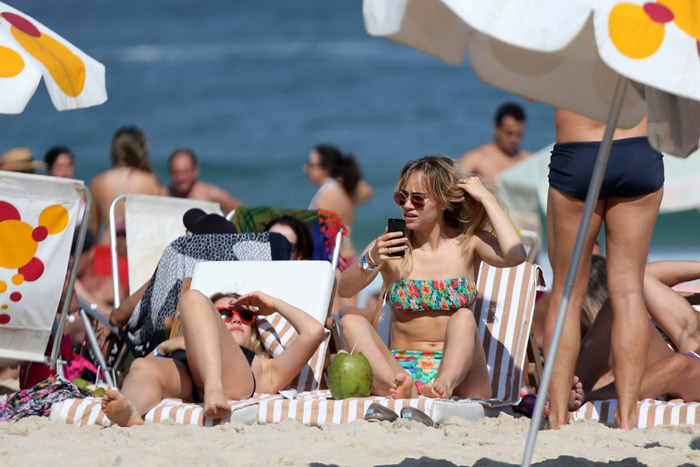 Suki Waterhouse curte o sol carioca na praia de Ipanema