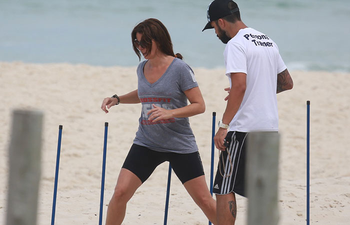  Giovanna Antonelli se exercita em dia de praia no Rio de Janeiro