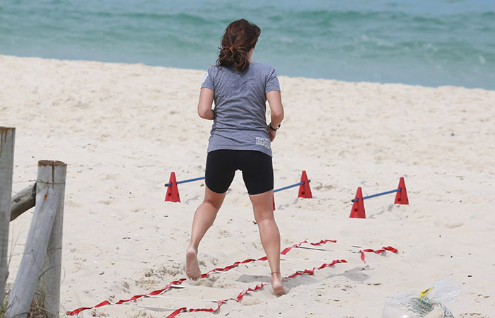  Giovanna Antonelli se exercita em dia de praia no Rio de Janeiro