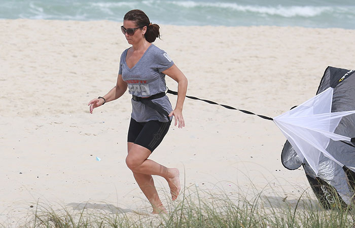  Giovanna Antonelli se exercita em dia de praia no Rio de Janeiro