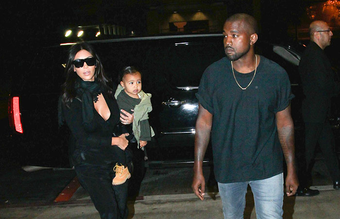  Kim Kardashian e Kanye West embarcam com North West em Los Angeles