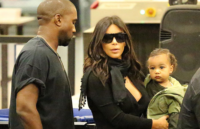  Kim Kardashian e Kanye West embarcam com North West em Los Angeles