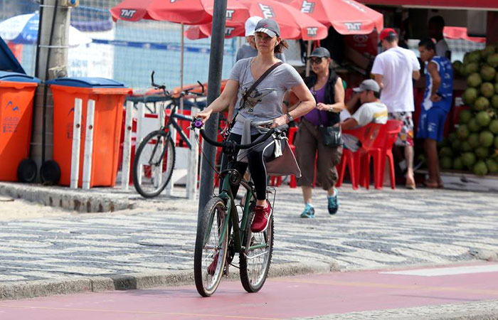  Júlia Lemmertz relaxa pedalando pela orla do Leblon, no Rio 