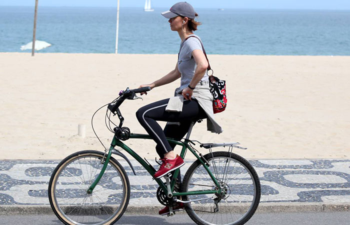  Júlia Lemmertz relaxa pedalando pela orla do Leblon, no Rio 