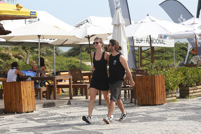 Ellen Jabour caminha agarrada ao namorado na Barra da Tijuca