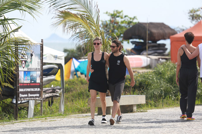 Ellen Jabour caminha agarrada ao namorado na Barra da Tijuca