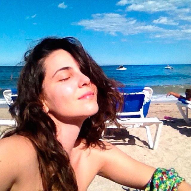 Na Europa, Tainá Müller aproveita as férias na praia