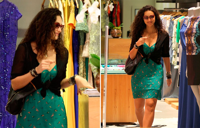 Débora Nascimento não tira os óculos escuros para passear em shopping