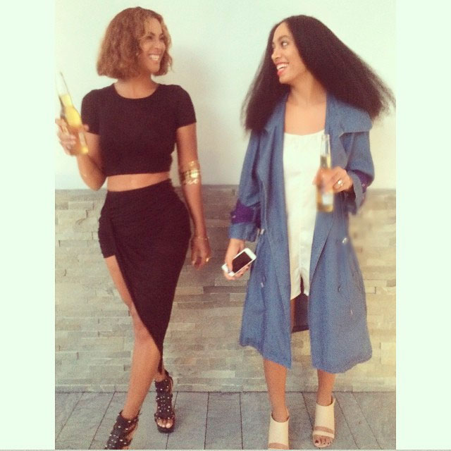 Só amor! Beyoncé posa sorridente em foto com a irmã, Solange Knowles