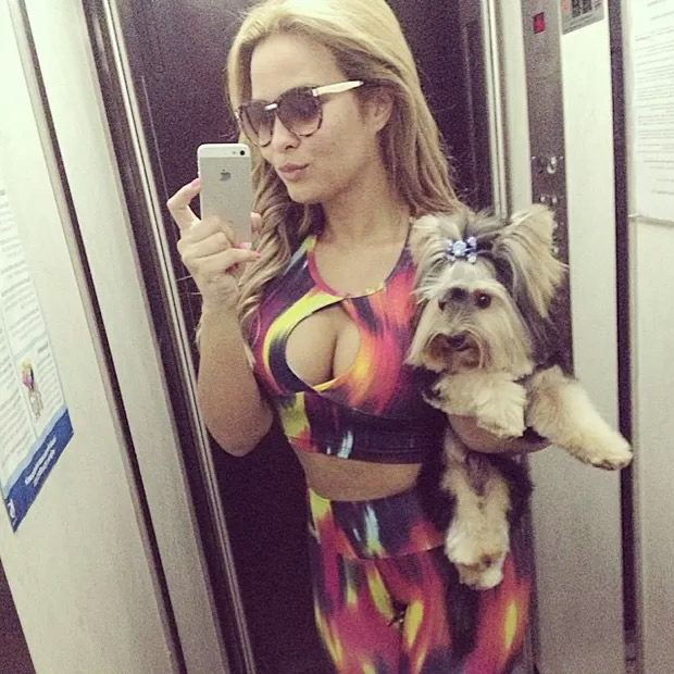 Antes de ir treinar, Geisy Arruda faz selfie no espelho com seu cachorrinho 