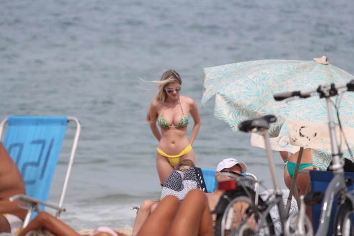 Barbara Evans pega praia com amigas na praia do Leblon