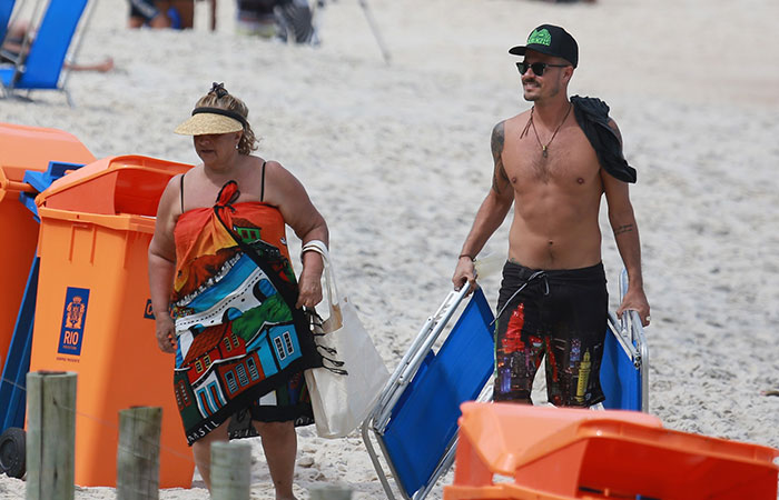 Paulo Vilhena pega praia com a mãe no Rio de Janeiro