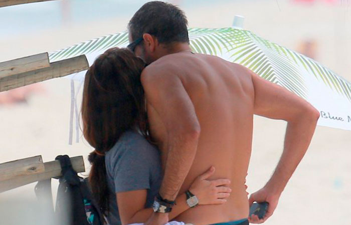 Depois de treino, Giovanna Antonelli beija muito na Praia da Barra