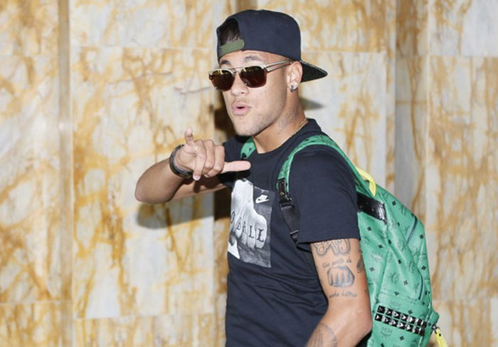 Neymar é assediado pela criançada na chegada a Miami