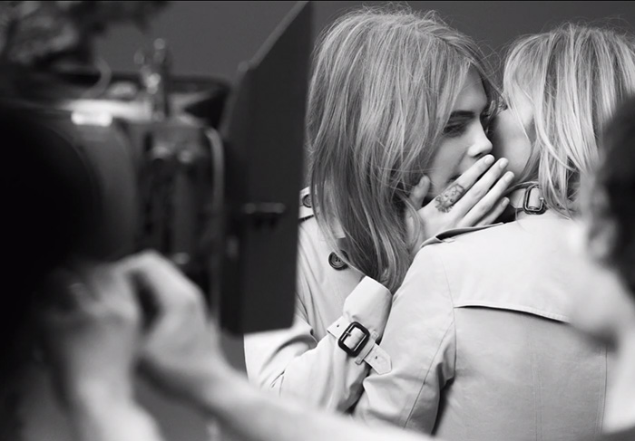 Kate Moss e Cara Delevingne juntas e sensuais em nova campanha. Veja fotos e vídeo dos bastidores!