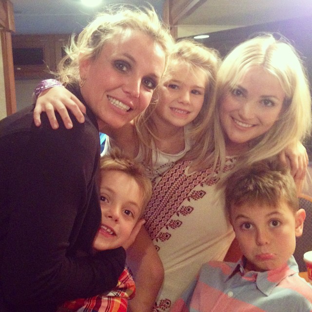 Solteiríssima, Britney Spears curte noite em família