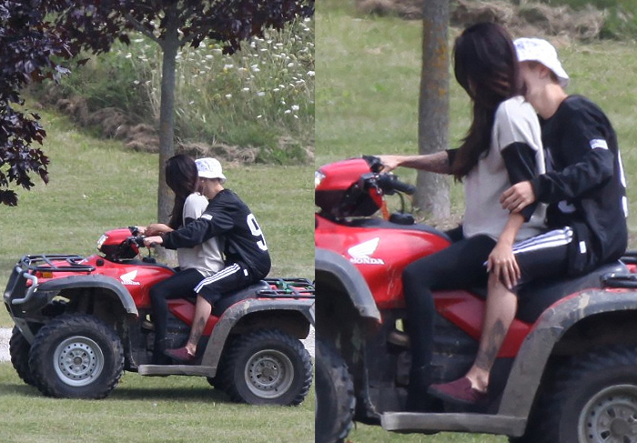 Justin Bieber e Selena Gomez passeiam de triciclo, no Canadá. Foto: Grosby Group