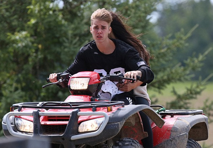 Justin Bieber e Selena Gomez passeiam de triciclo, no Canadá. Foto: Grosby Group