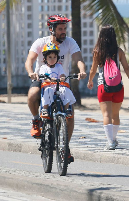 Eriberto Leão passeia de bike com o filho pela orla de Ipanema